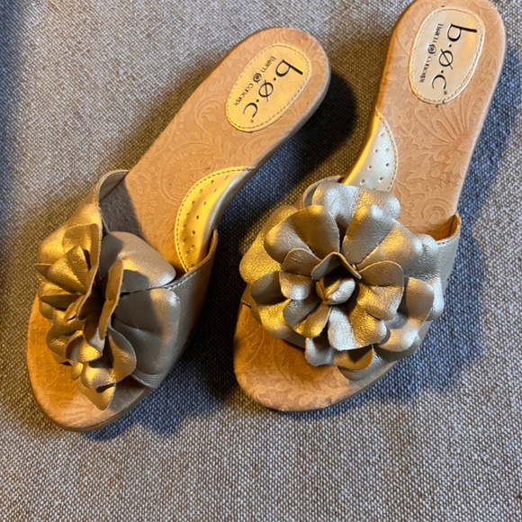 Champagne B.O.C.  Slip on Metallic Leather Sandals - Picture 1 of 2